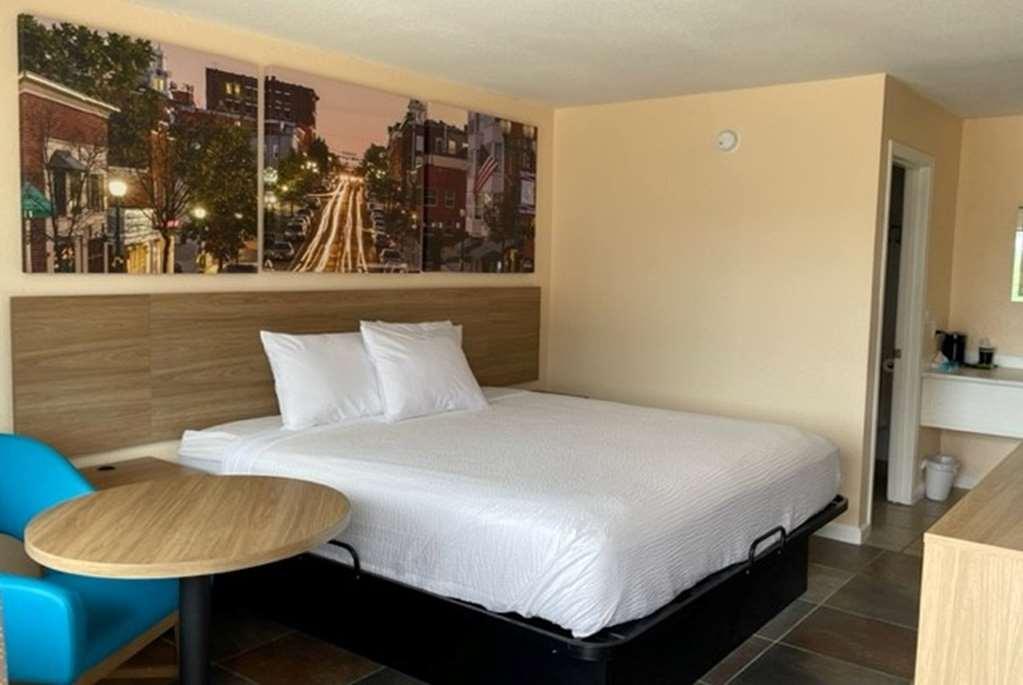 Days Inn By Wyndham Branson Near Theatre District-57641 Room photo