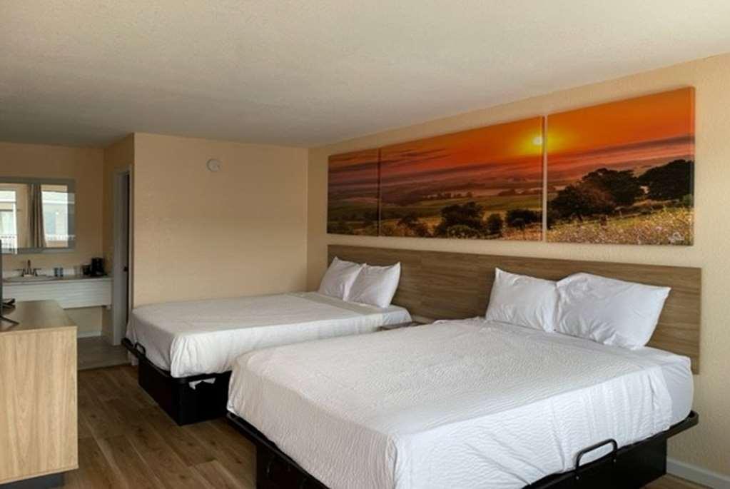 Days Inn By Wyndham Branson Near Theatre District-57641 Room photo